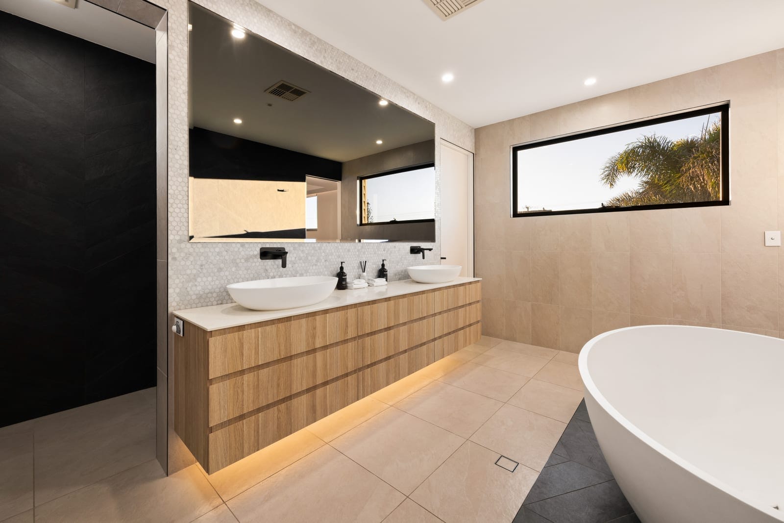 Bespoke Beachside Brilliance: Luxury, Location, Lifestyle!