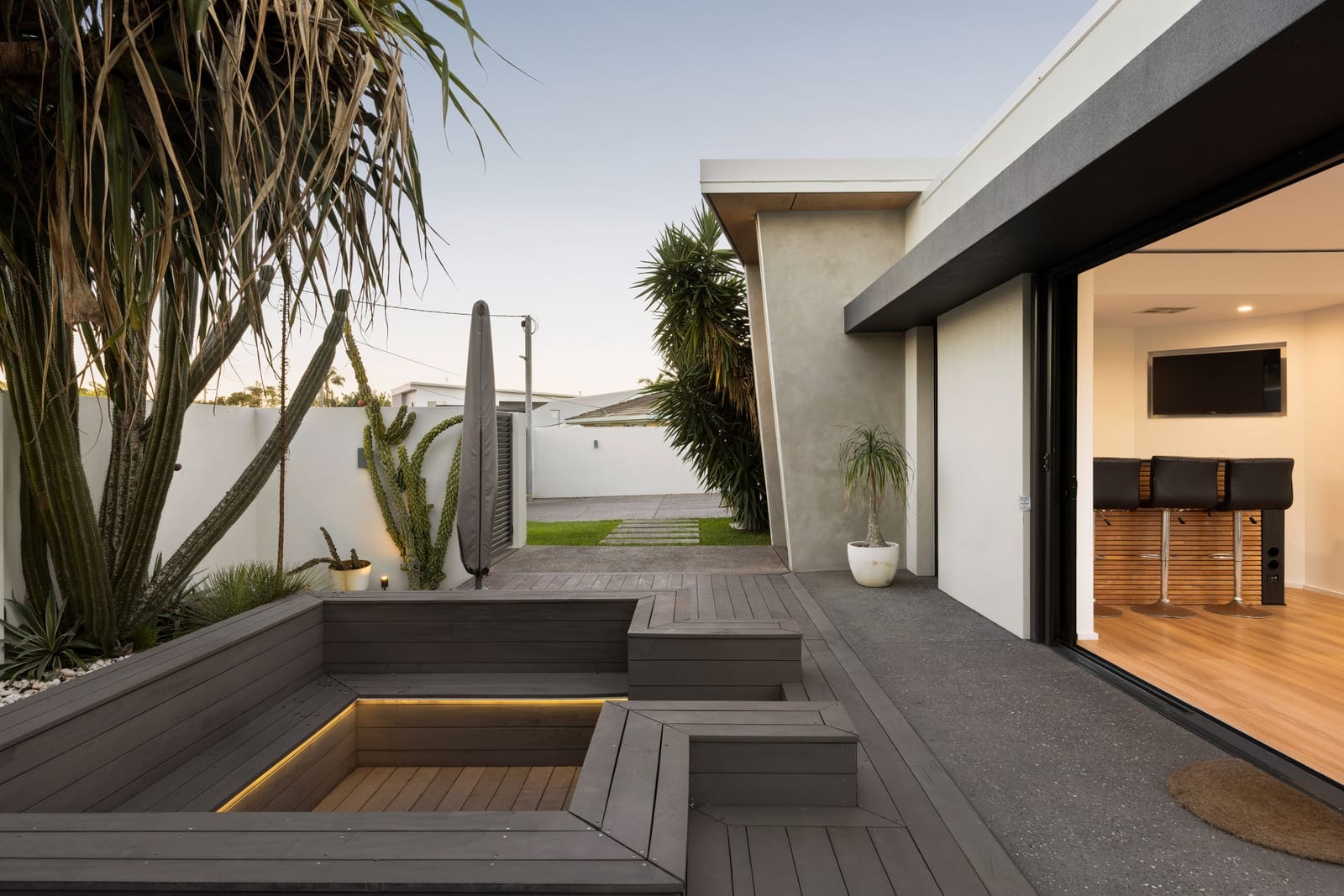 Bespoke Beachside Brilliance: Luxury, Location, Lifestyle!
