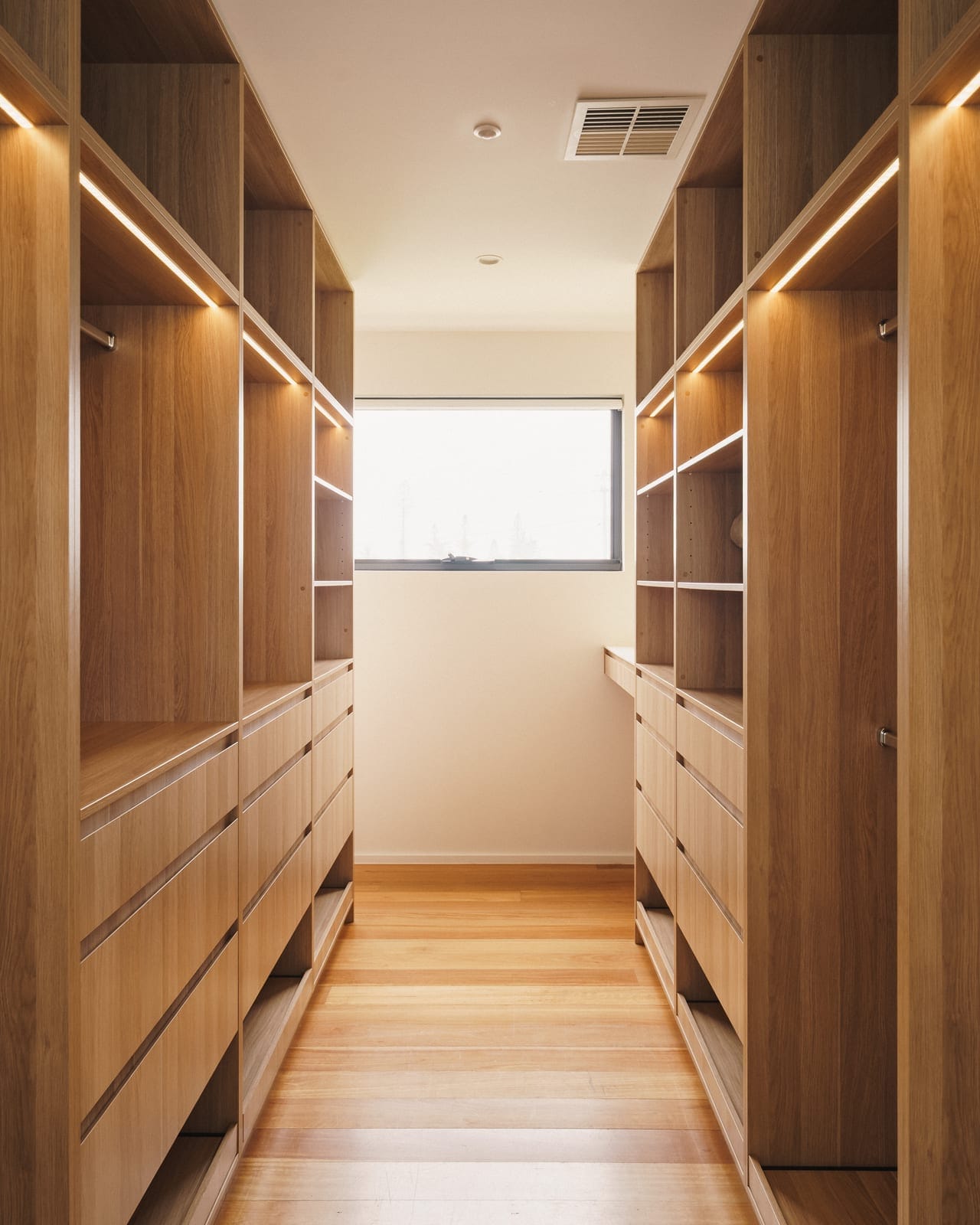 Bespoke Beachside Brilliance: Luxury, Location, Lifestyle!