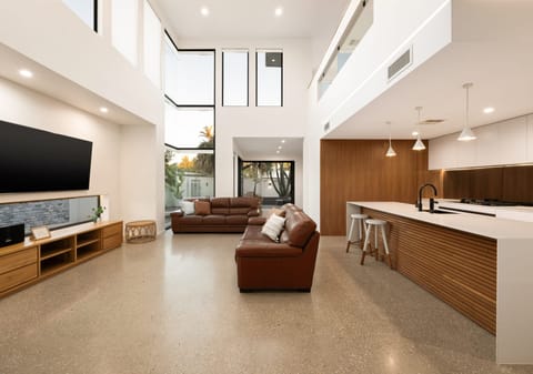 Bespoke Beachside Brilliance: Luxury, Location, Lifestyle!
