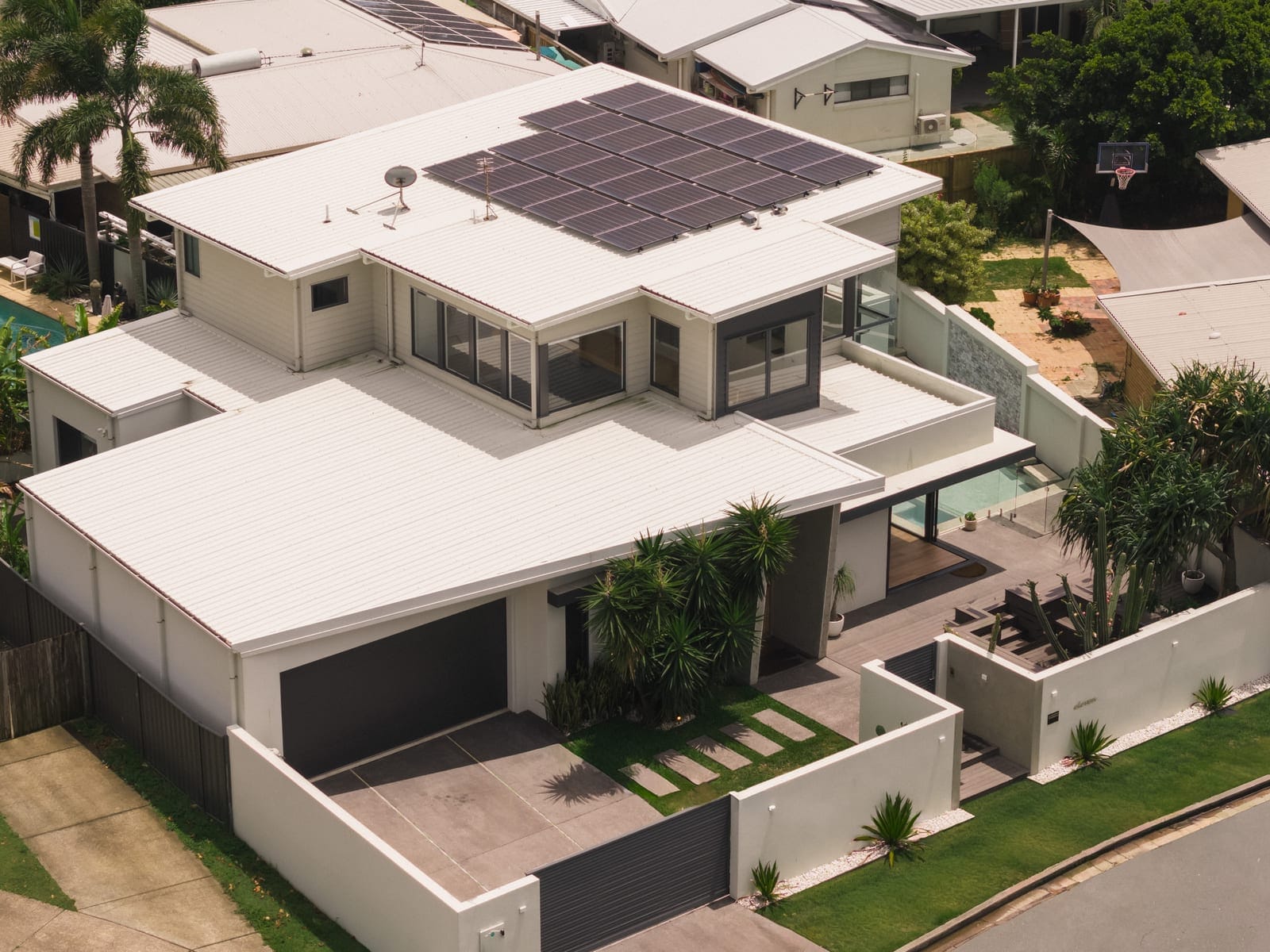 Bespoke Beachside Brilliance: Luxury, Location, Lifestyle!