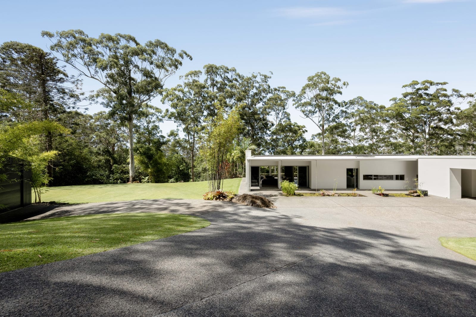 A Contemporary Bushland Sanctuary on 16 Acres