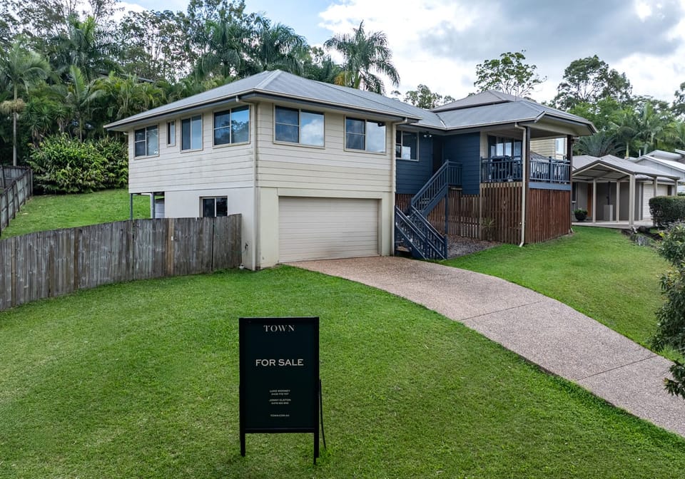 Renovated 4 Bed Home Opposite Parkland | Quiet Cul-de-Sac Location