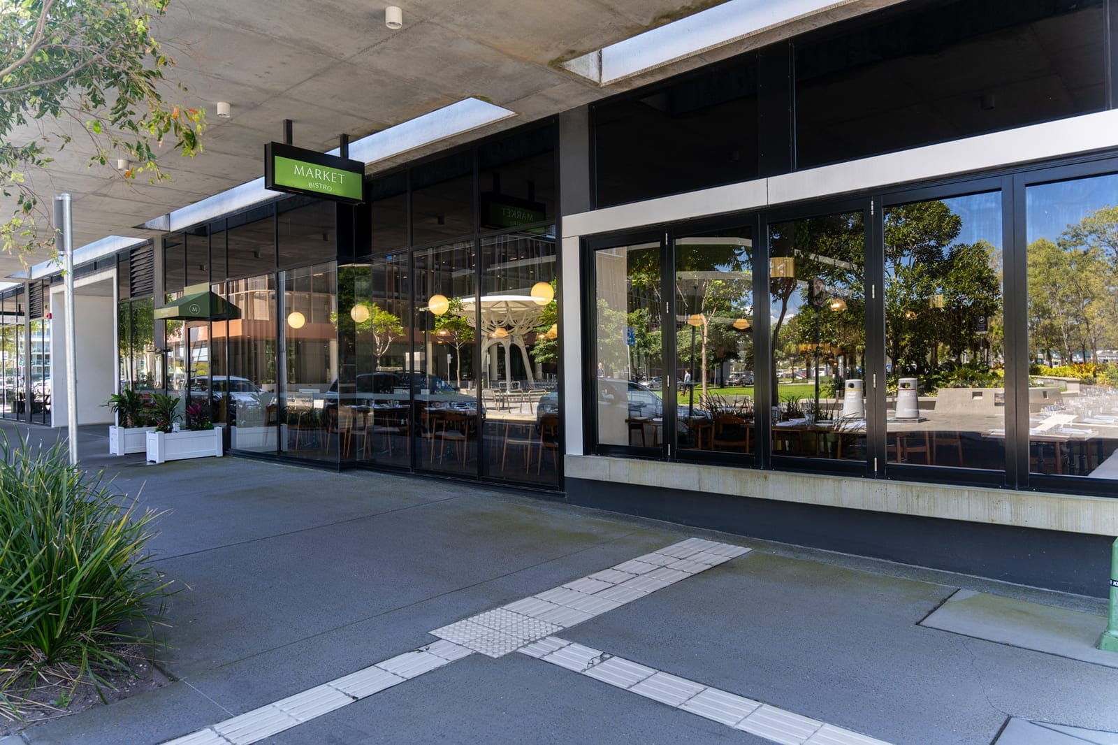 Contemporary Coastal Living, Moments from Picnic Point