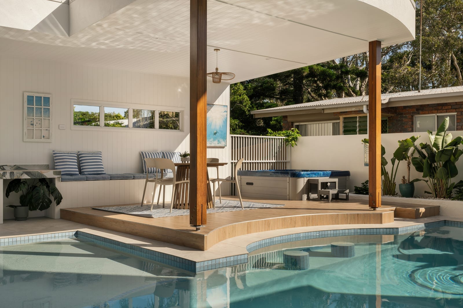 Stunning Bespoke Build, One Block to Shelly Beach!