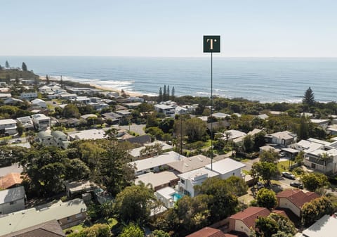 Stunning Bespoke Build, One Block to Shelly Beach!