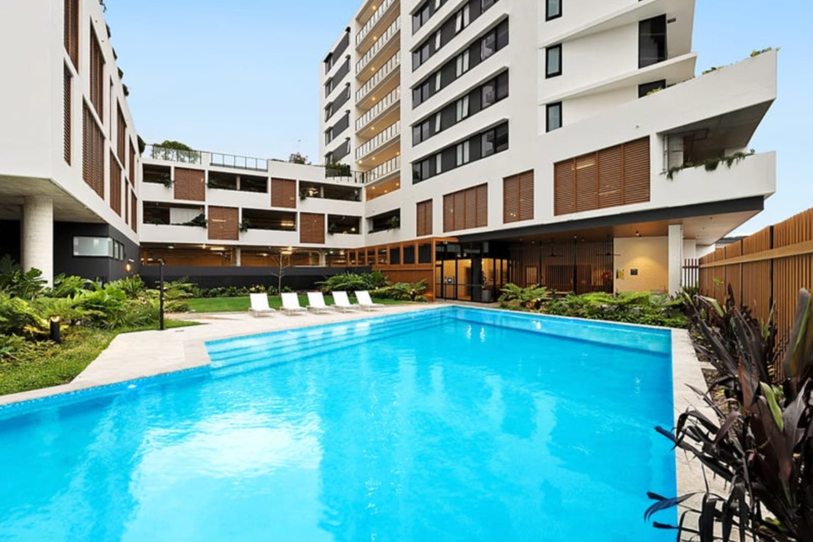 CBD Sky-Home Luxury With Panoramic Coastline Views