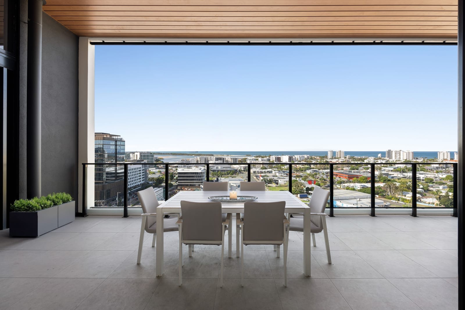 CBD Sky-Home Luxury With Panoramic Coastline Views