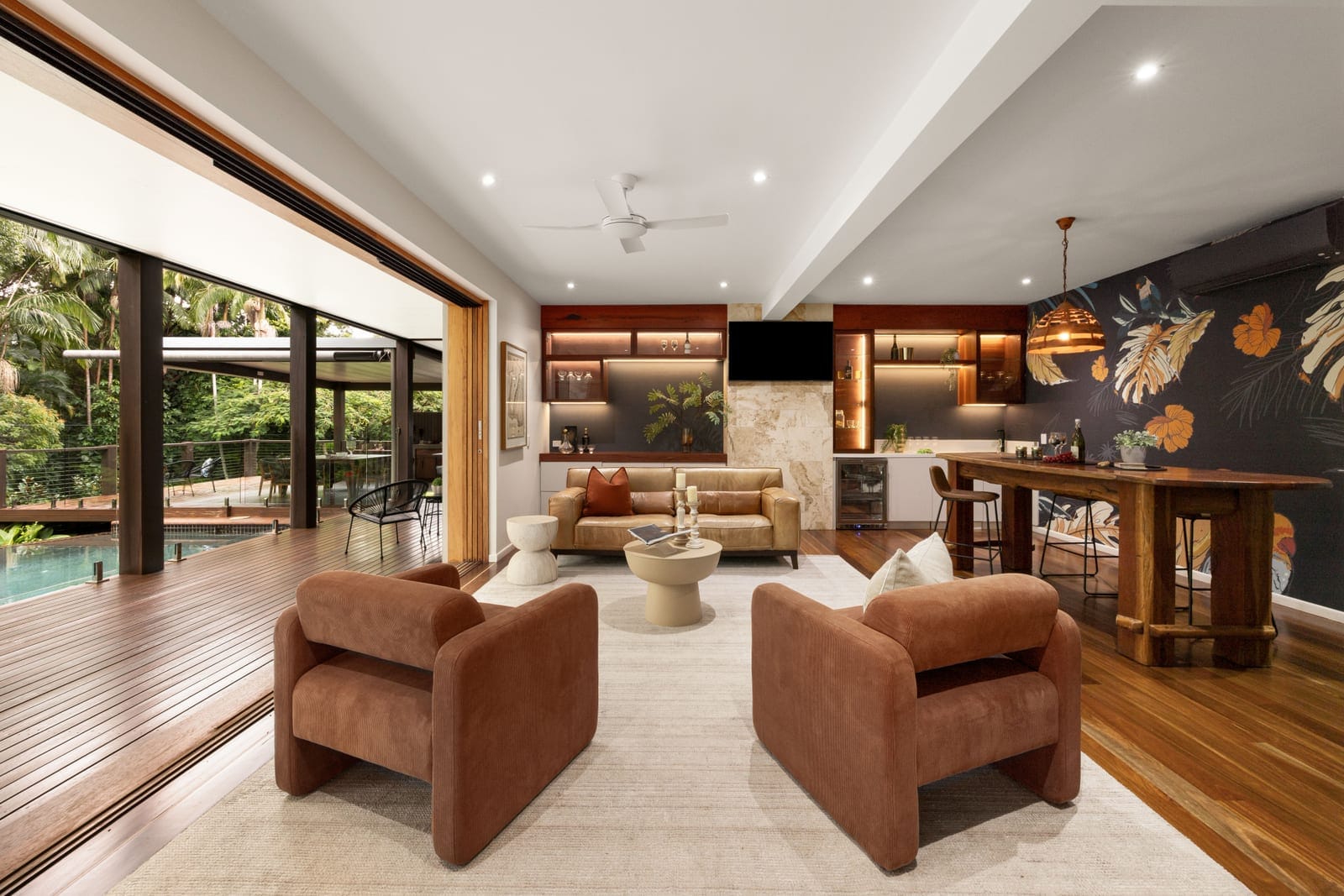 Private Acreage Retreat: Expansive Family Living on 5,084m² in Prestigious Mons