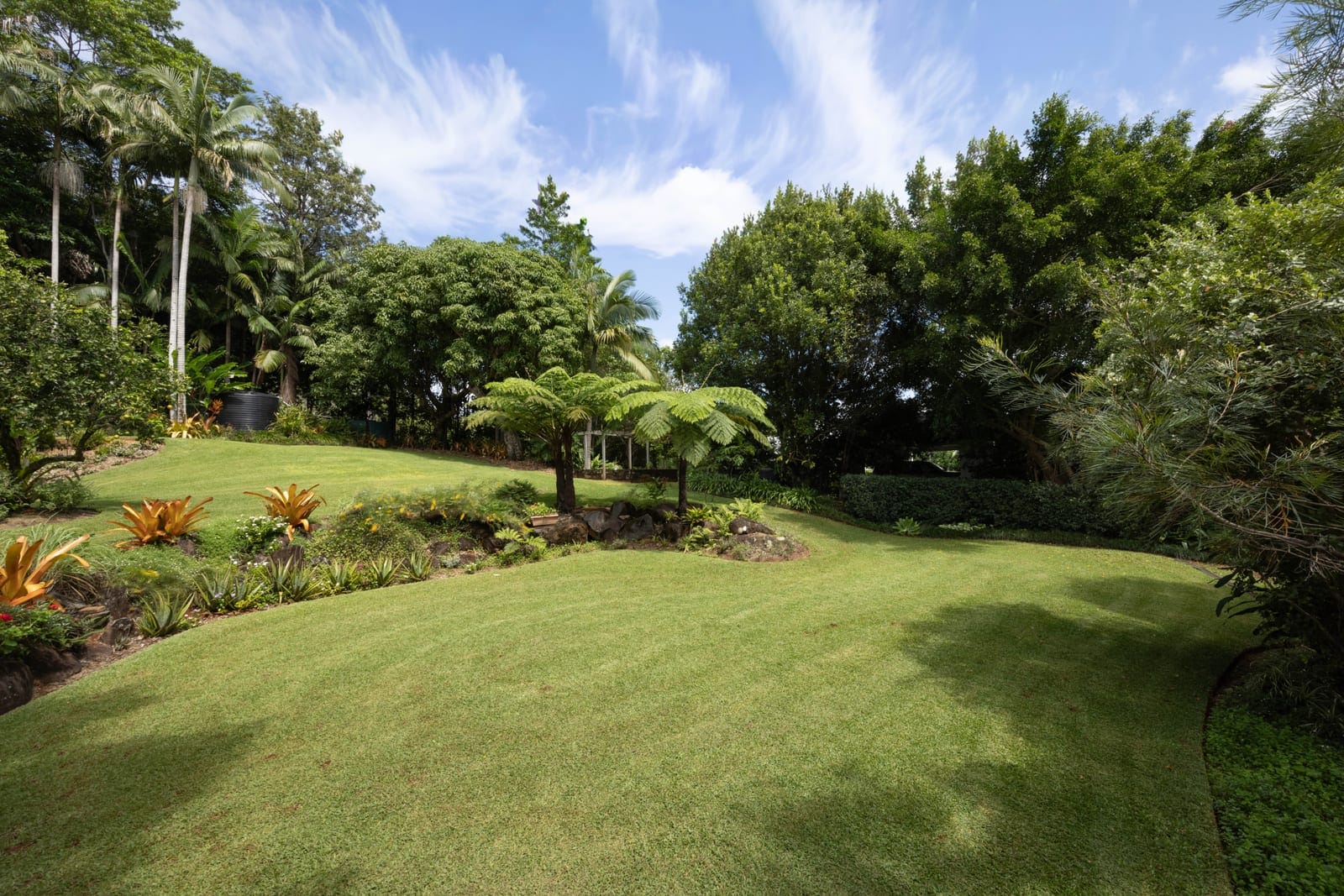 Private Acreage Retreat: Expansive Family Living on 5,084m² in Prestigious Mons