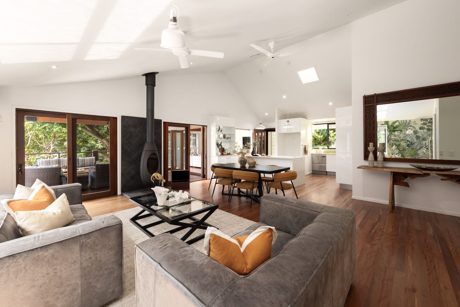 Private Acreage Retreat: Expansive Family Living on 5,084m² in Prestigious Mons
