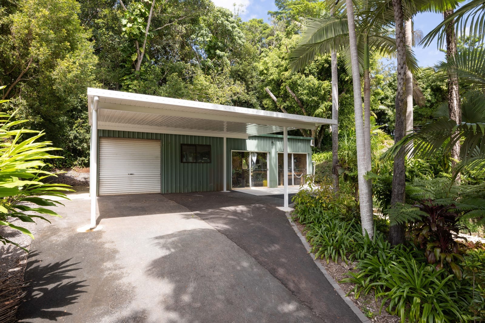 Private Acreage Retreat: Expansive Family Living on 5,084m² in Prestigious Mons