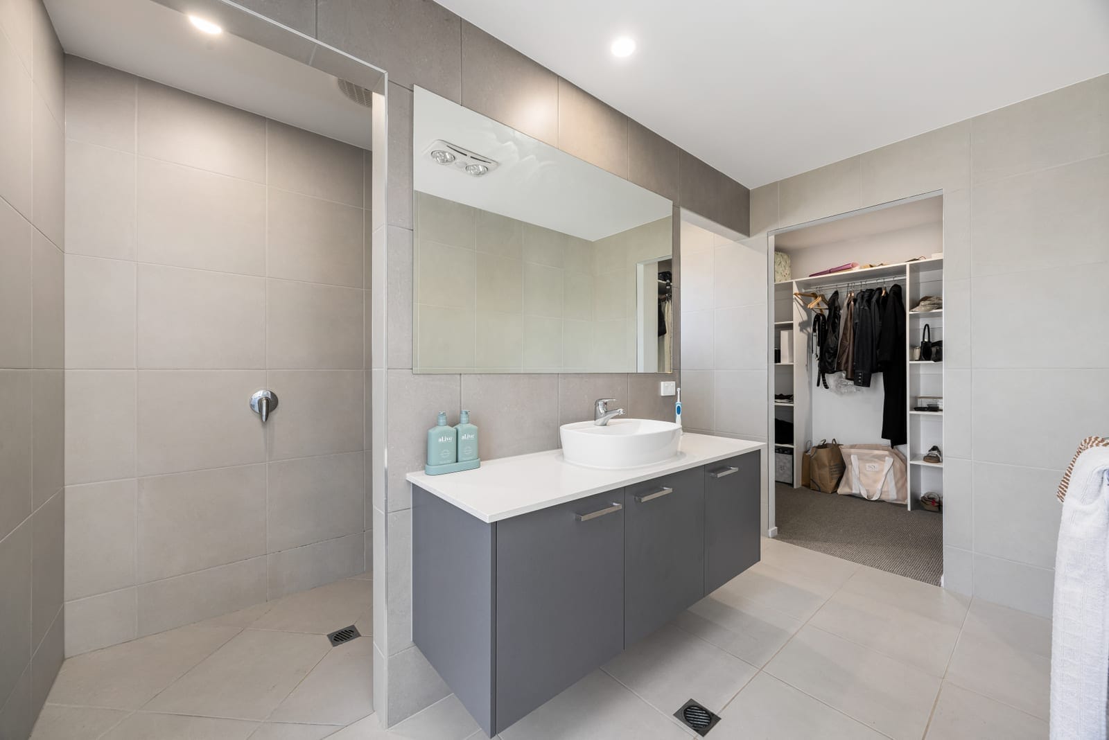 Light-Filled Designer Living: Location-Central!