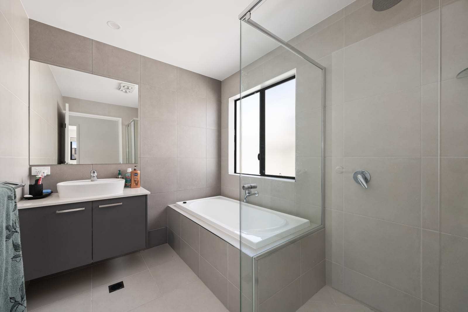 Light-Filled Designer Living: Location-Central!