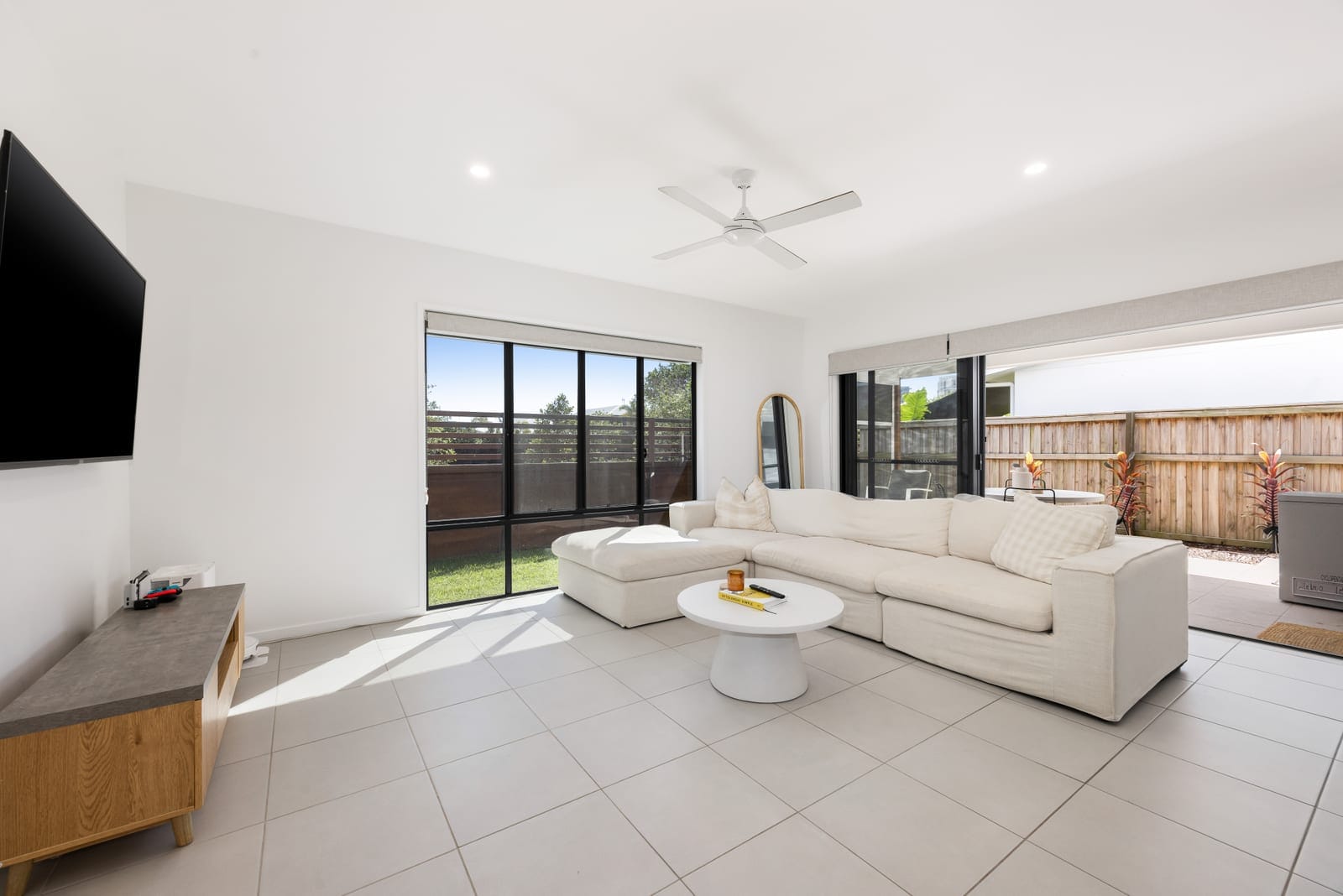Light-Filled Designer Living: Location-Central!