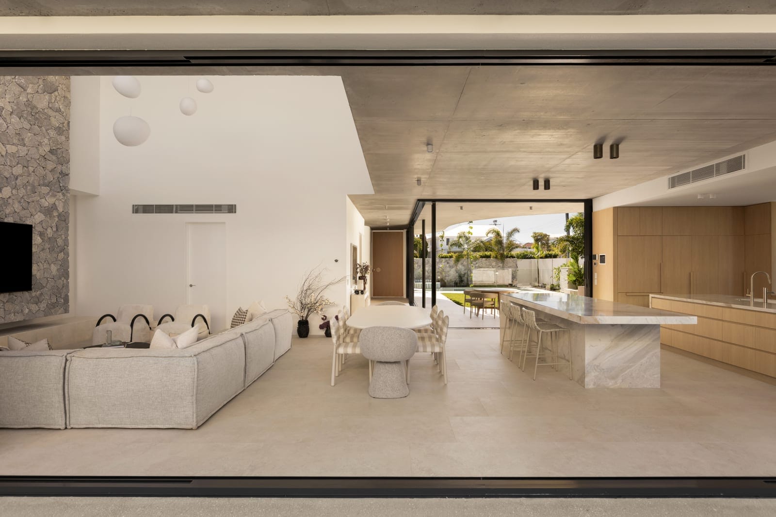 Brand New: High-End Luxury Living, 100m to the Beach