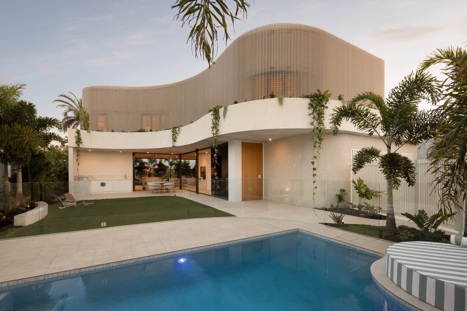 Brand New: High-End Luxury Living, 100m to the Beach
