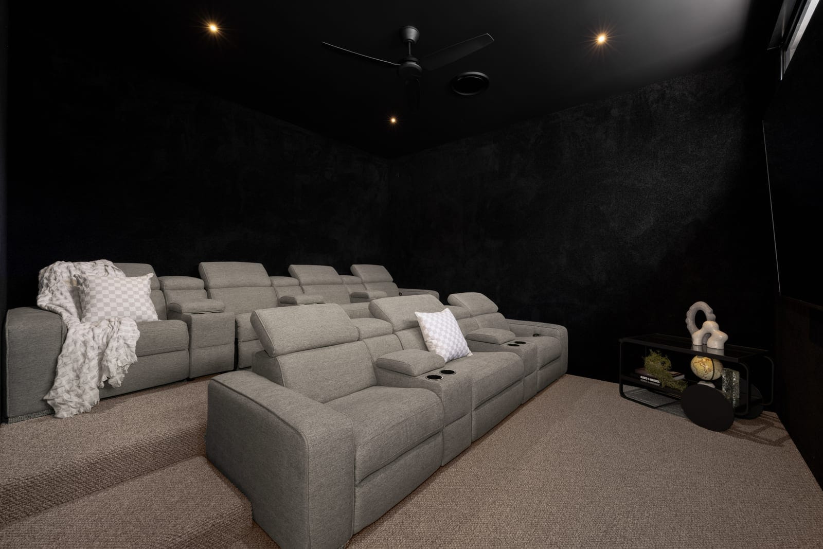 Brand New: High-End Luxury Living, 100m to the Beach