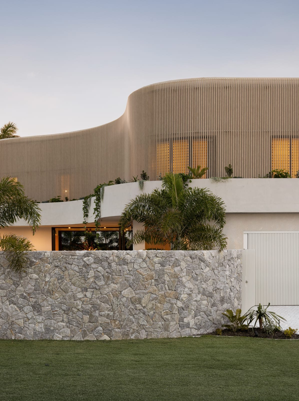 Brand New: High-End Luxury Living, 100m to the Beach