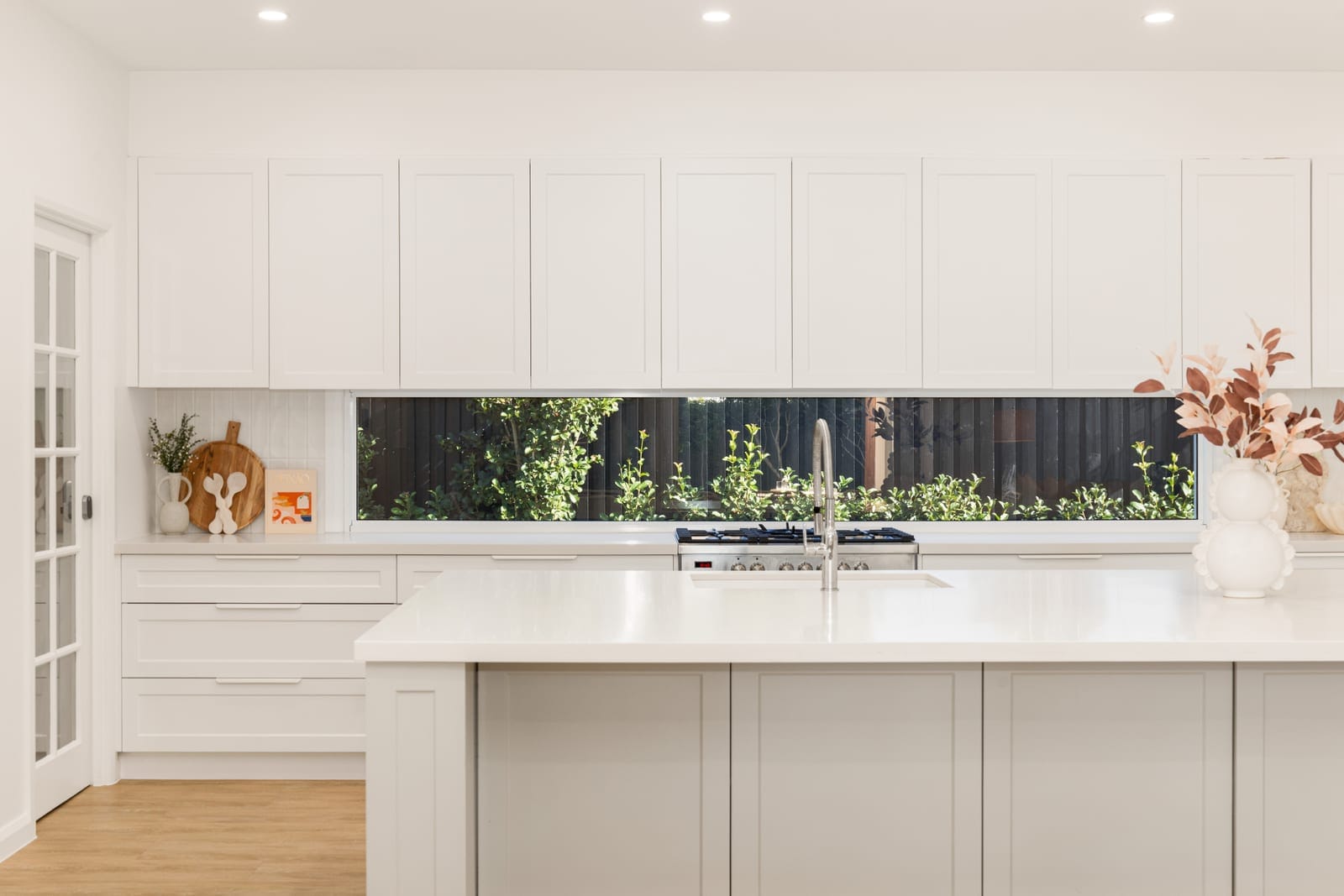 Customly Designed, Presentation-Perfect on Large 708m2 Block!