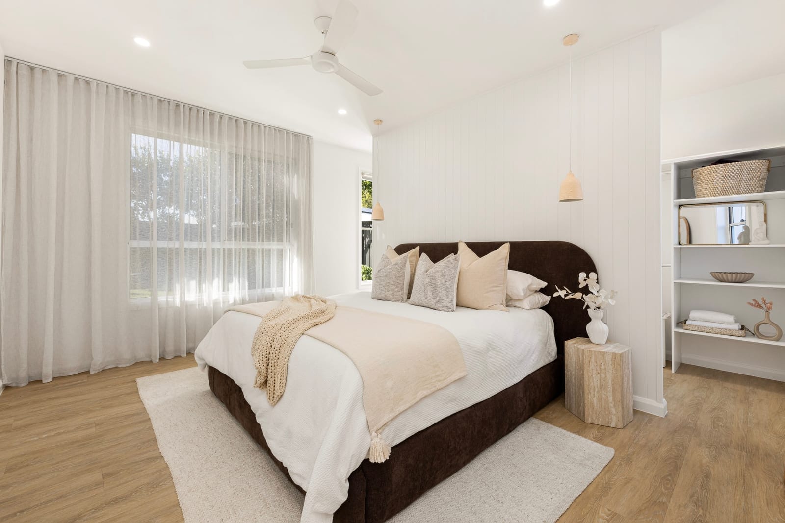 Customly Designed, Presentation-Perfect on Large 708m2 Block!