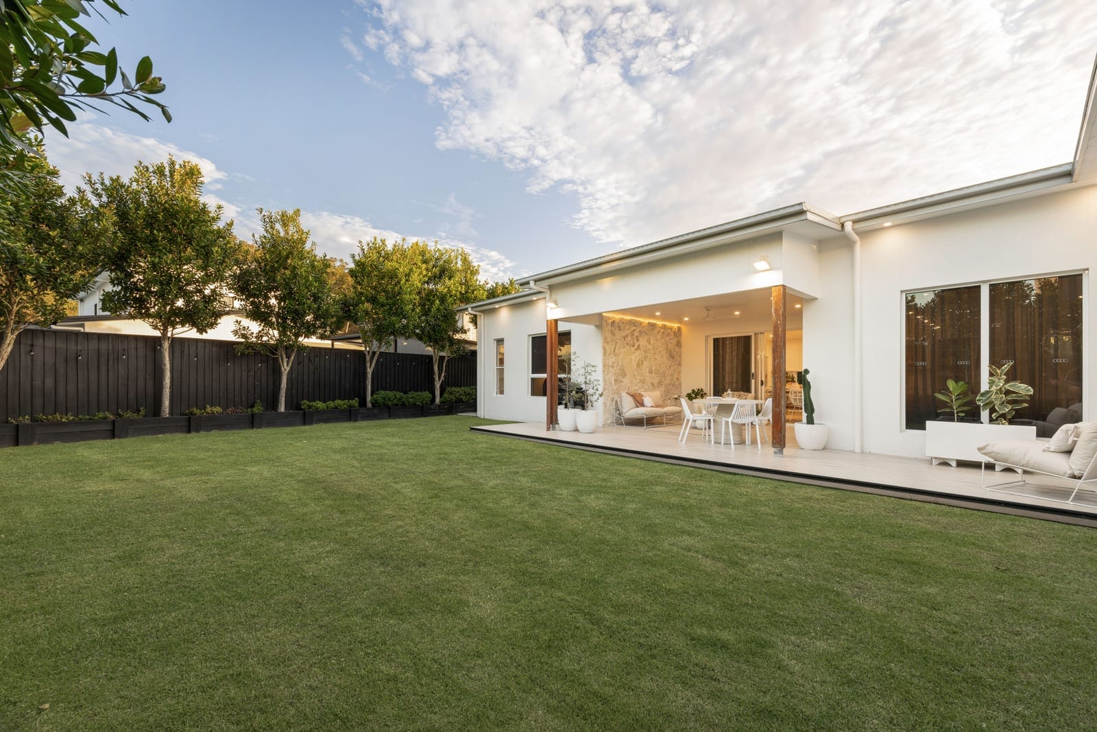 Customly Designed, Presentation-Perfect on Large 708m2 Block!