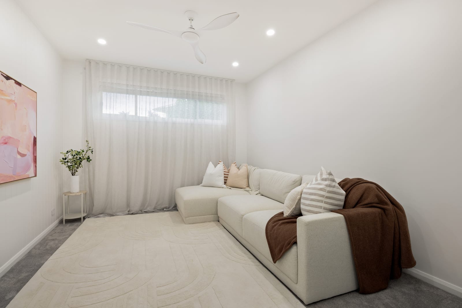 Customly Designed, Presentation-Perfect on Large 708m2 Block!