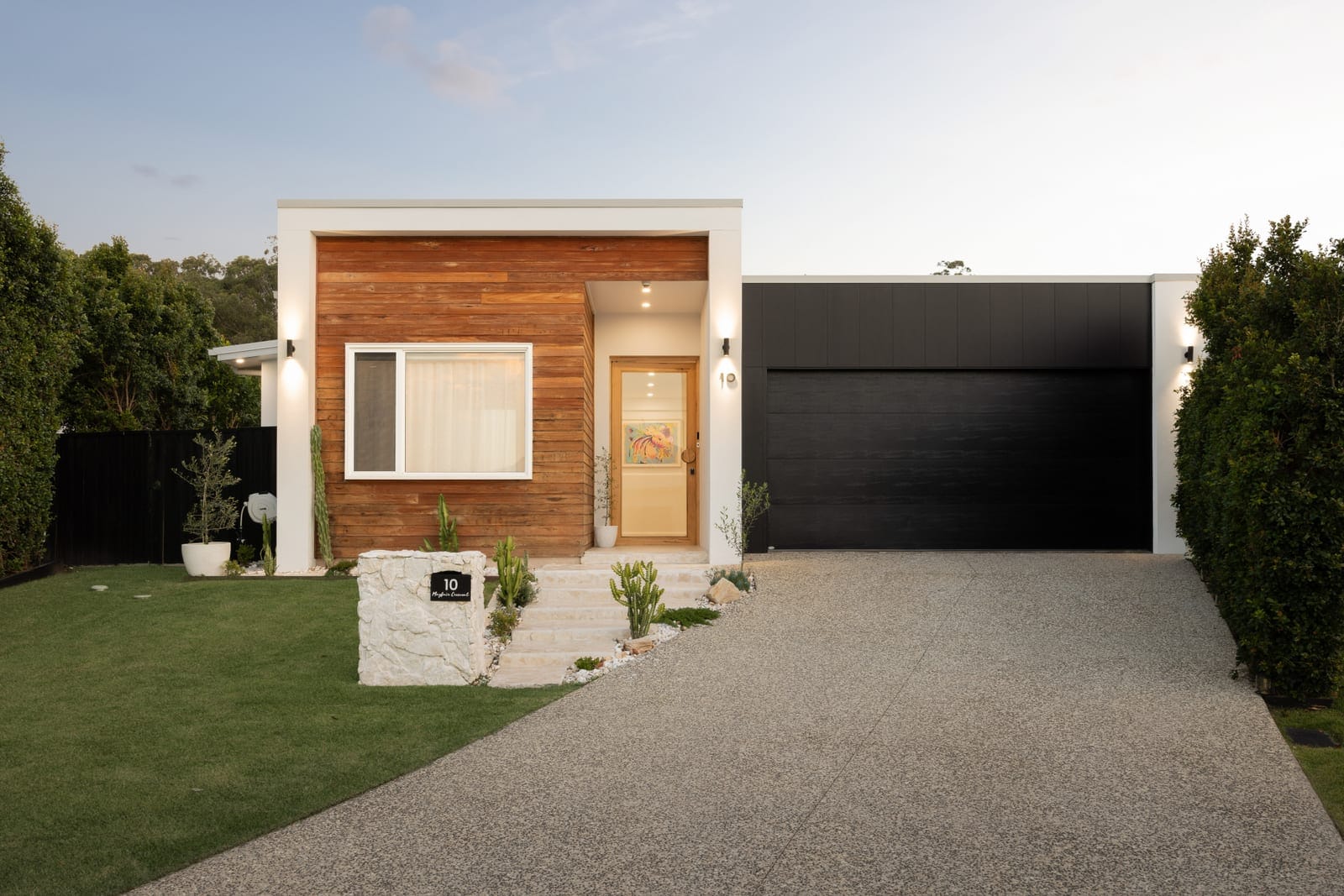 Customly Designed, Presentation-Perfect on Large 708m2 Block!