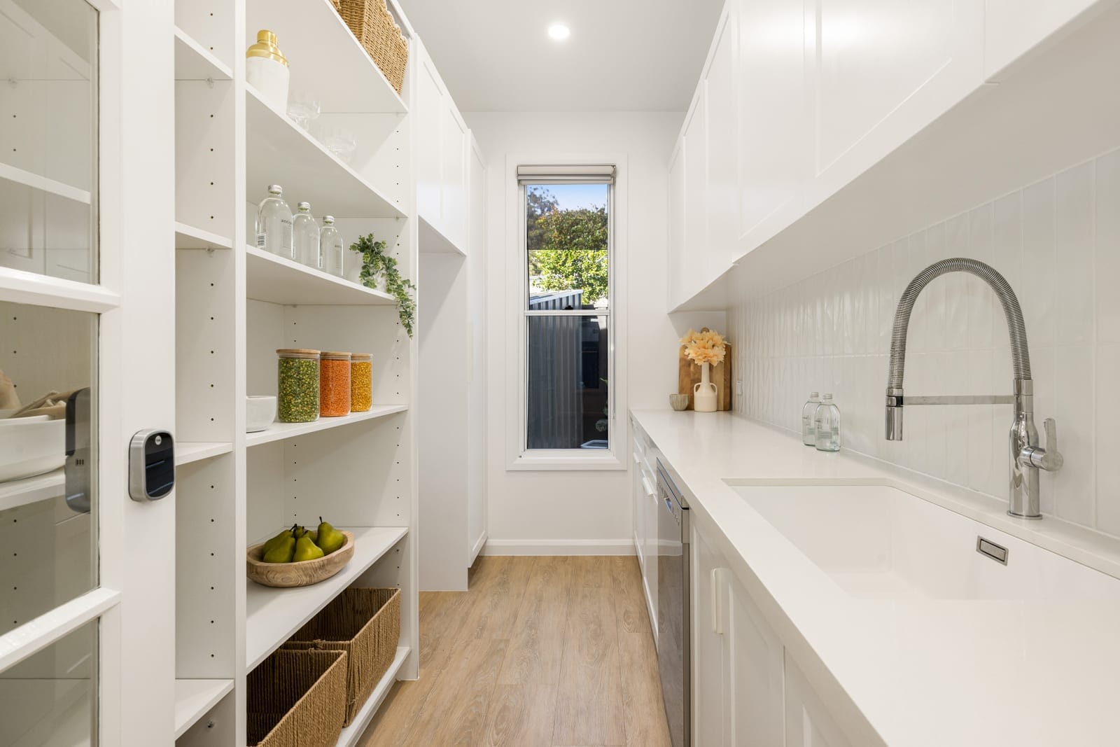 Customly Designed, Presentation-Perfect on Large 708m2 Block!