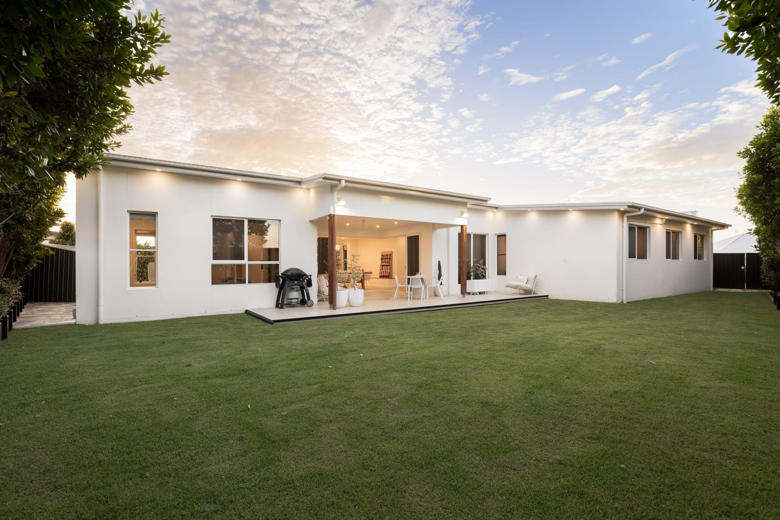 Customly Designed, Presentation-Perfect on Large 708m2 Block!