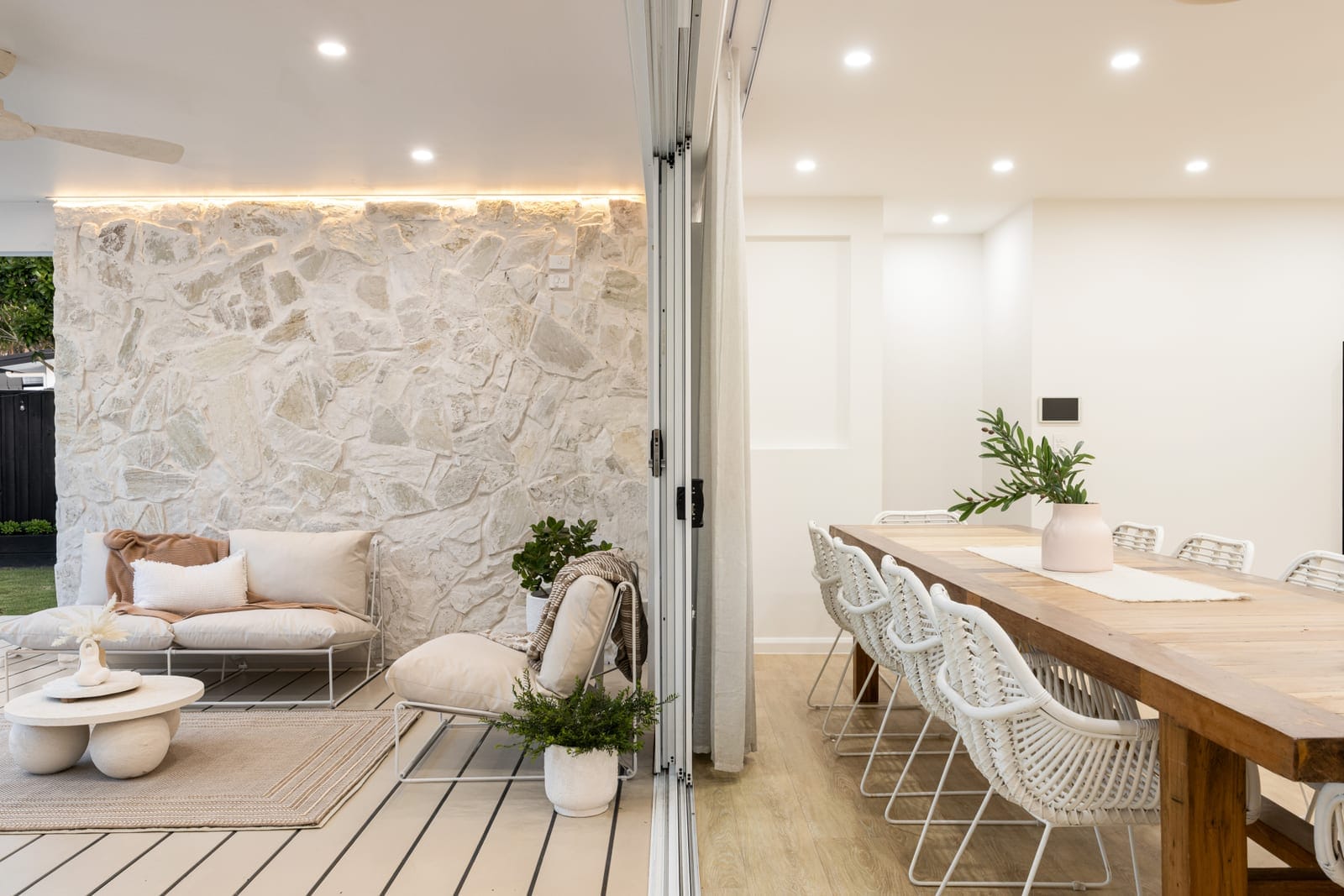 Customly Designed, Presentation-Perfect on Large 708m2 Block!