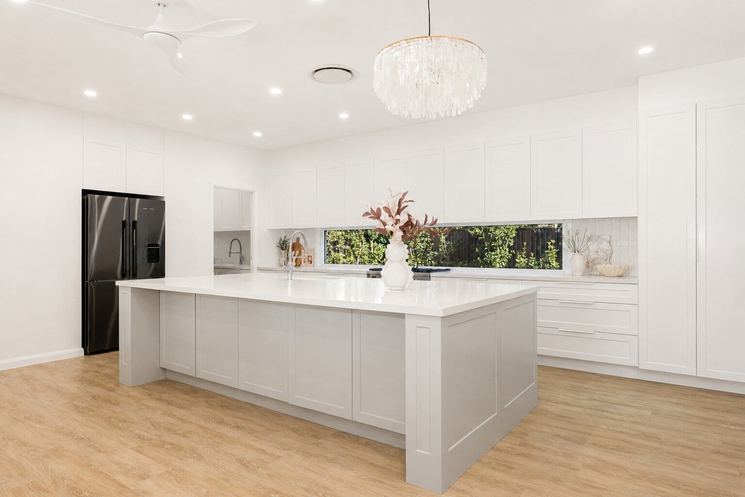 Customly Designed, Presentation-Perfect on Large 708m2 Block!