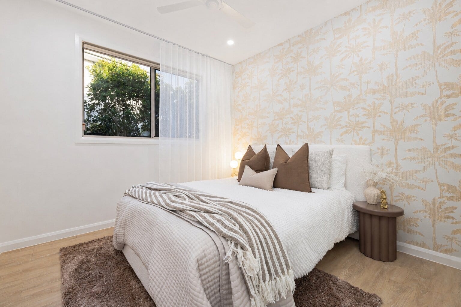Customly Designed, Presentation-Perfect on Large 708m2 Block!