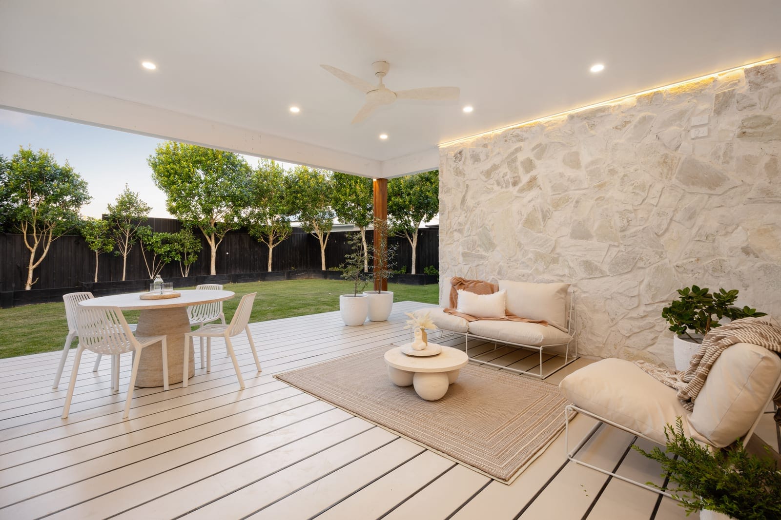 Customly Designed, Presentation-Perfect on Large 708m2 Block!