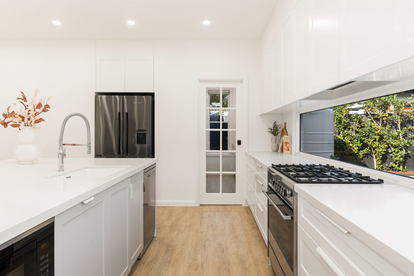 Customly Designed, Presentation-Perfect on Large 708m2 Block!