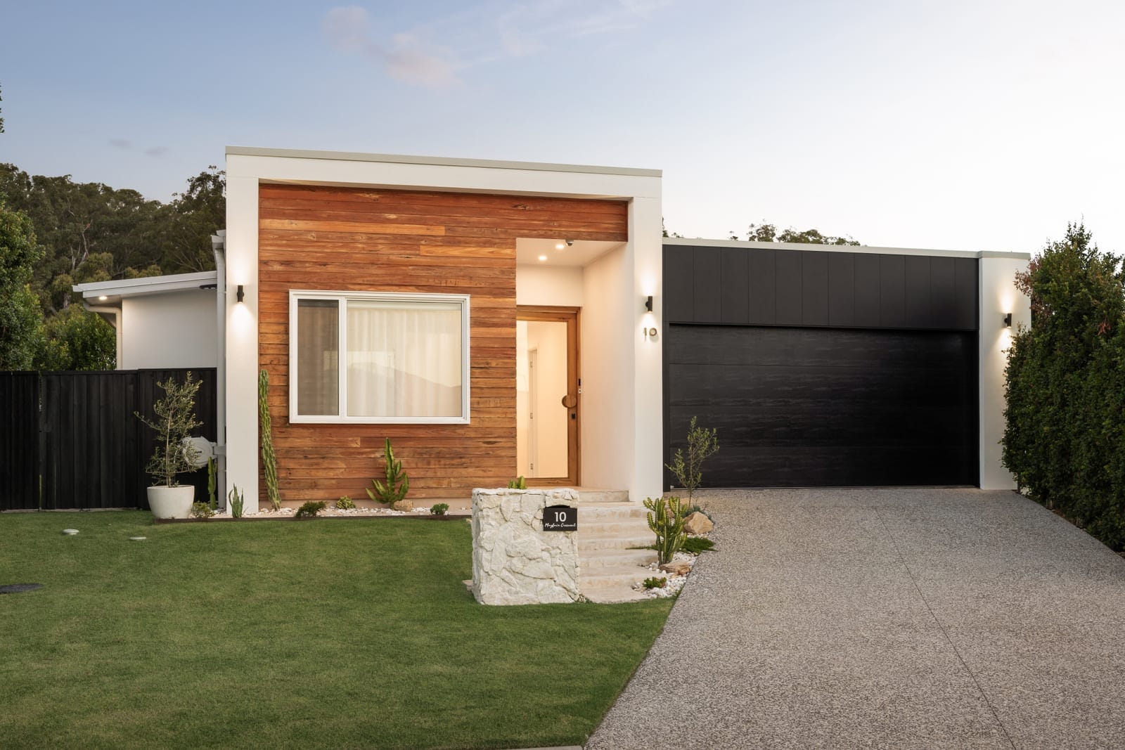 Customly Designed, Presentation-Perfect on Large 708m2 Block!