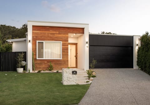Customly Designed, Presentation-Perfect on Large 708m2 Block!