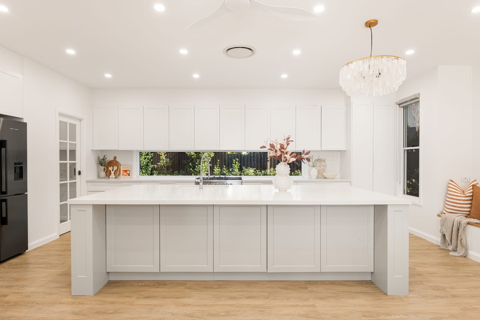 Customly Designed, Presentation-Perfect on Large 708m2 Block!