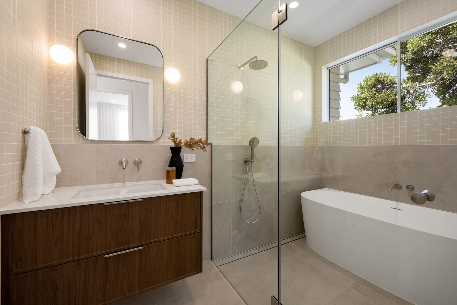 Brand New Coastal Luxury - Steps To The Sand