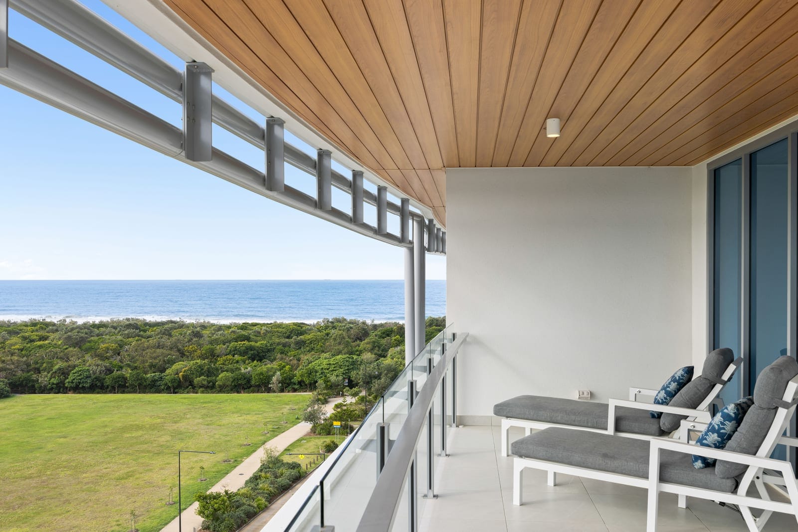Beachside Penthouse Prestige: North Facing with Rooftop Terrace