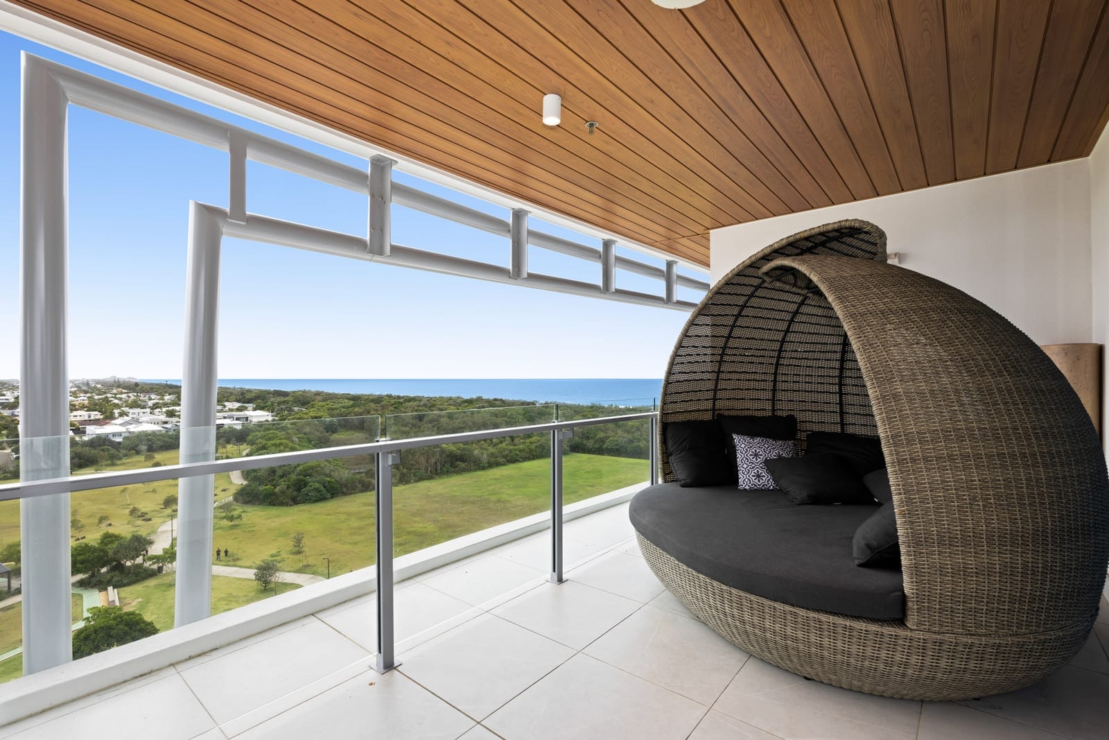 North Facing Luxury Penthouse with Rooftop Terrace