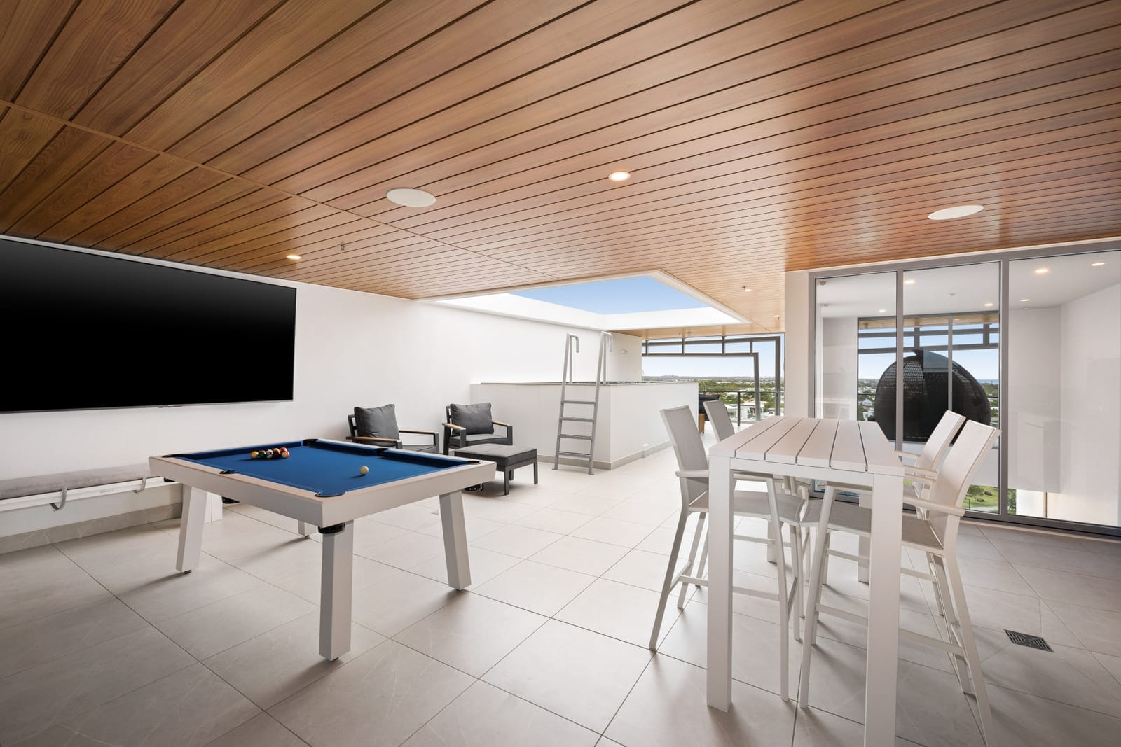 North Facing Luxury Penthouse with Rooftop Terrace