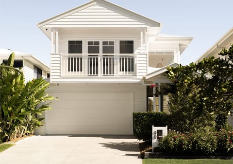 Elegant Entertainer: Waterfront with Pontoon & Ocean Access