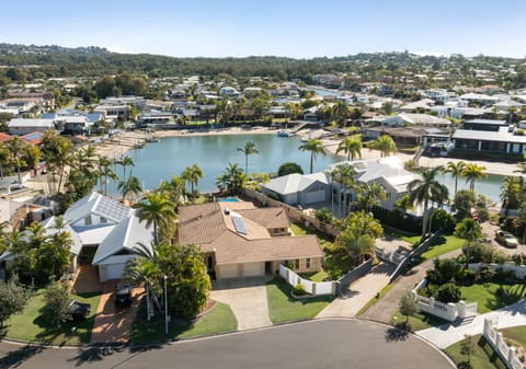 Family-Friendly Waterfront Living: Ocean Access, ¼ Acre!