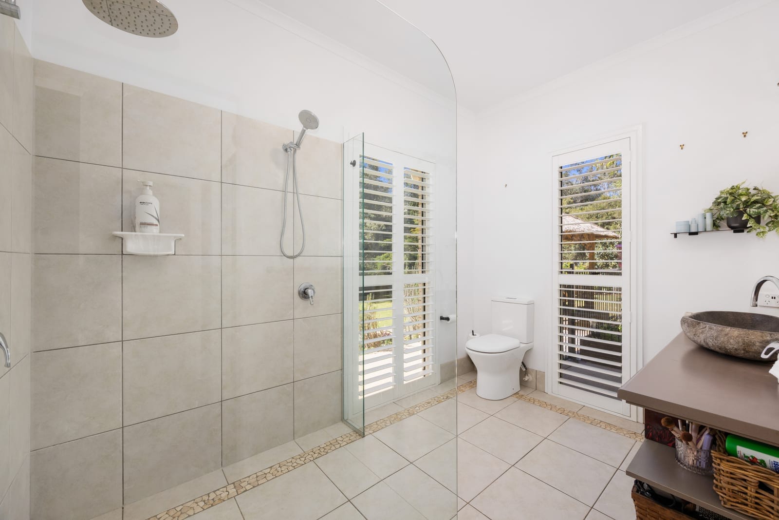PRIVATE ACREAGE, DUAL LIVING & AN ENVIABLE PALMWOODS LIFESTYLE