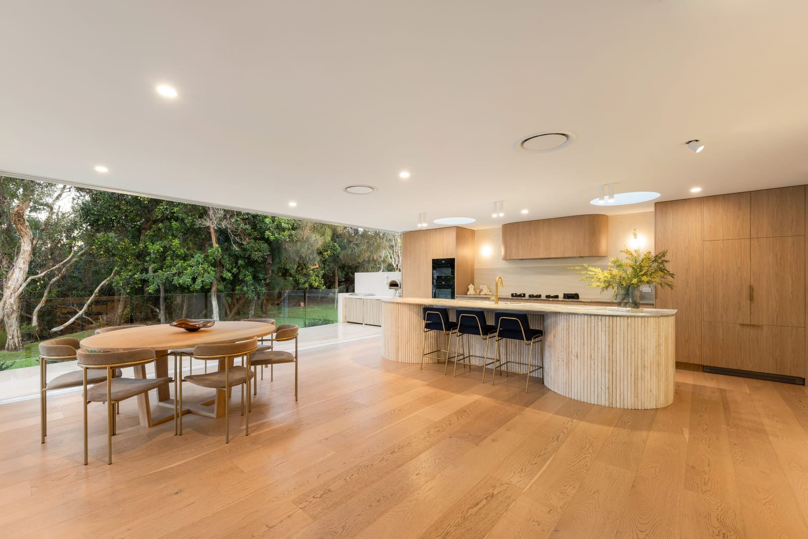 Oceanic House: Beachside Perfection