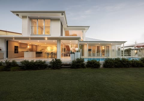 Oceanic House: Beachside Perfection