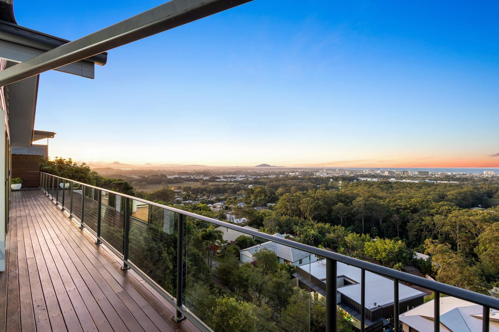 Uninterrupted 180° Panoramic Ocean-to-Hinterland Views