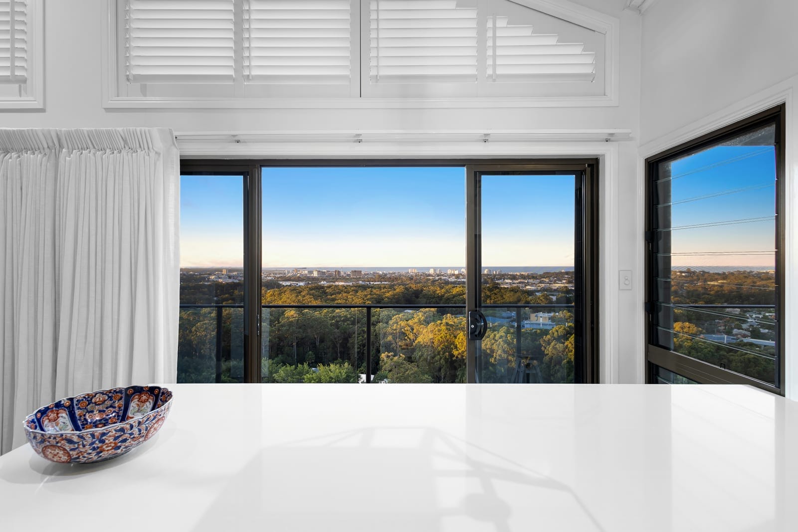Uninterrupted 180° Panoramic Ocean-to-Hinterland Views