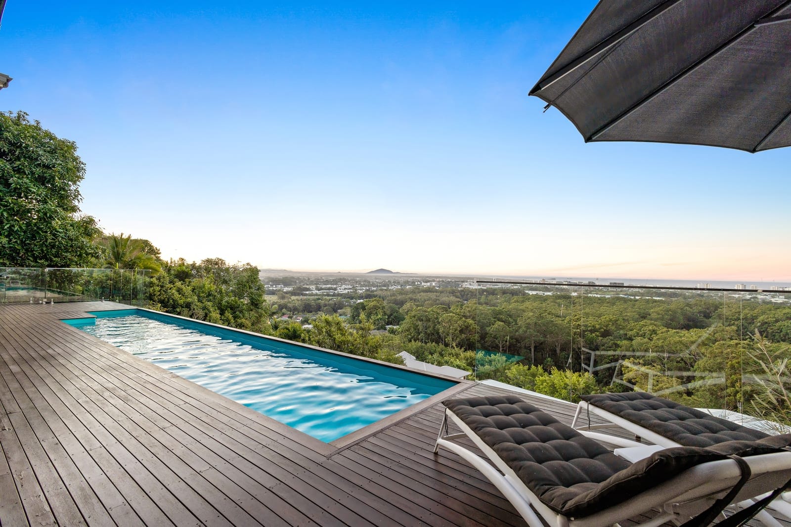 Uninterrupted 180° Panoramic Ocean-to-Hinterland Views